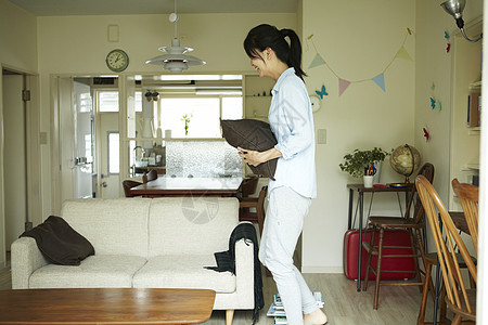 在家里打扫卫生的家庭妇女女生高清图片素材