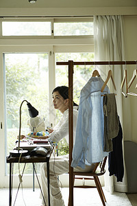 做家事的妇女缝纫高清图片素材