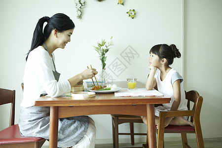 小女孩和妈妈一起吃午餐图片