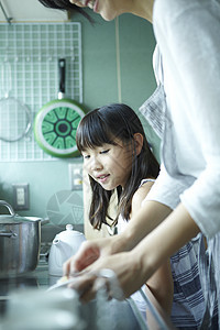 妈妈和女儿一起在厨房里图片