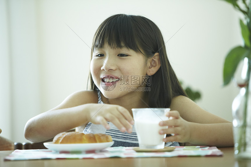 吃早餐的女孩形象图片