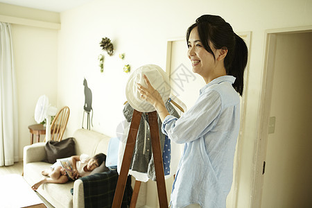 整理家中衣物的家庭主妇室内设计高清图片素材