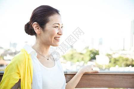 花园聚会里的女人形象图片