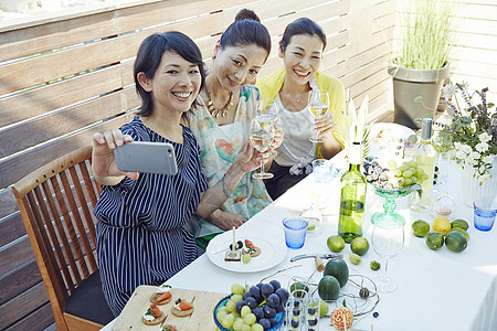 中年女性的花园聚会自拍图片