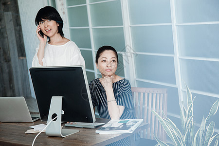 优雅女人在办公室里思考图片