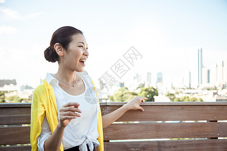 柱廊亲密朋友五十多岁花园聚会图片