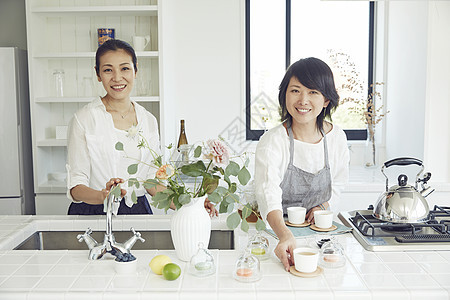 厨房里的家庭主妇形象图片
