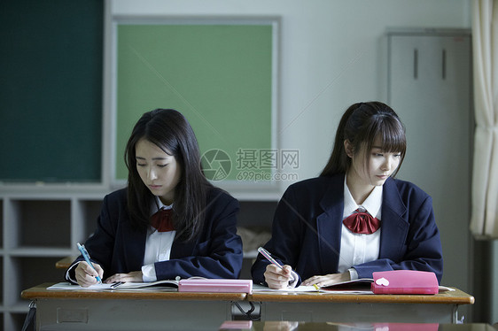 教室里学习的女高中学生图片