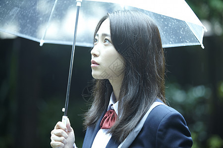 学校里打伞的美丽女孩图片