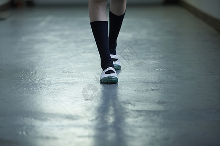 女孩走在学校的走廊里腿部特写图片