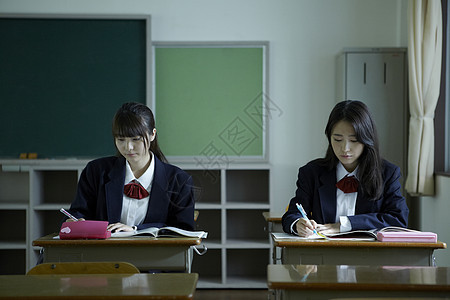 实验课在教室里的女学生图片