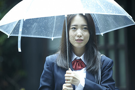 雨天撑伞的女高中生图片