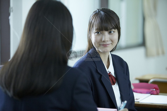 在教室里的女学生图片