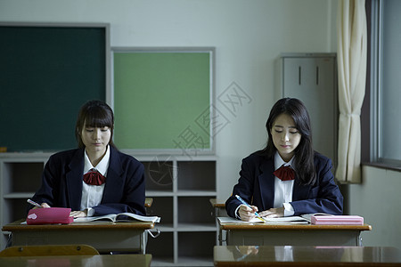 在教室里学习的女高中学生图片