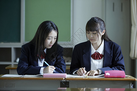 在教室里学习的女高中学生图片