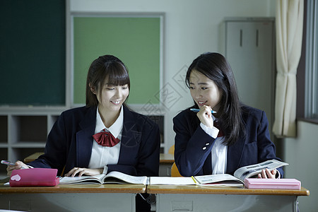 在教室里的女高中学生图片