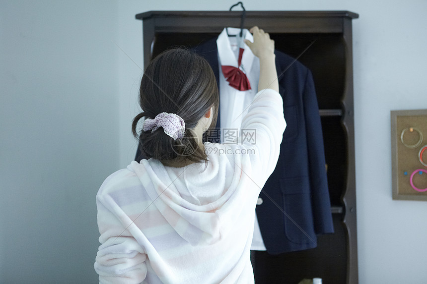 女高中生居家整理校服图片