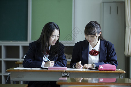 在教室里学习的女高中学生图片