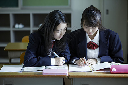 在教室里学习的女高中学生图片