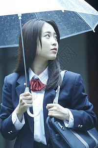 雨天撑伞上学的女高中生图片