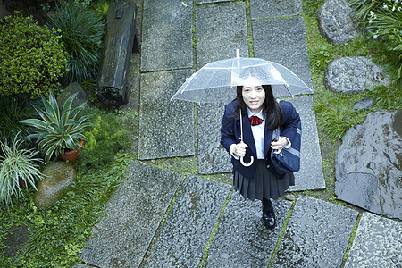 雨天撑伞上学的女高中生图片