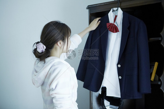 年轻女生整理高中校服图片