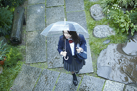 雨天撑伞上学的女高中生图片