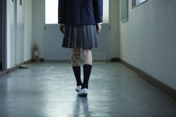 青年女孩在学校的走廊里图片