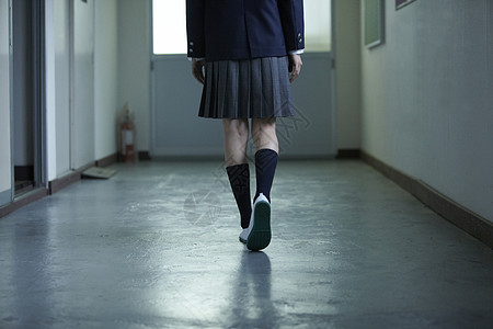 在学校走廊里的制服女高中生脚步特写图片