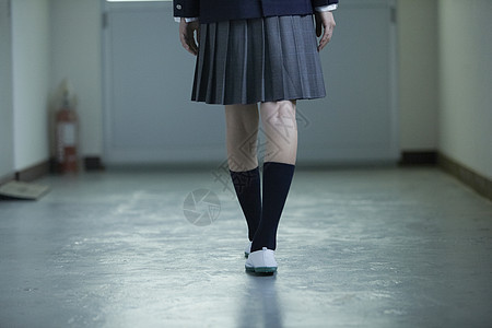 在学校走廊里的制服女高中生图片