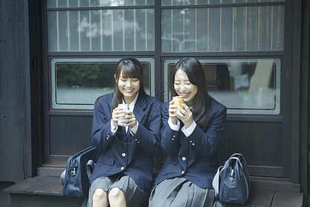 日式走廊里吃早饭的女高中生图片