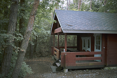 日本旅游地在山上的小屋图片