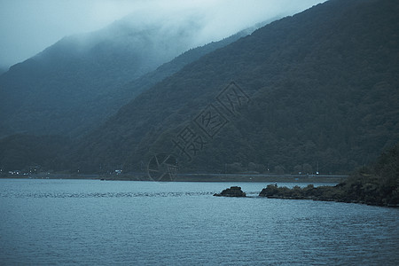 户外有雾的多云山脉和湖泊图片