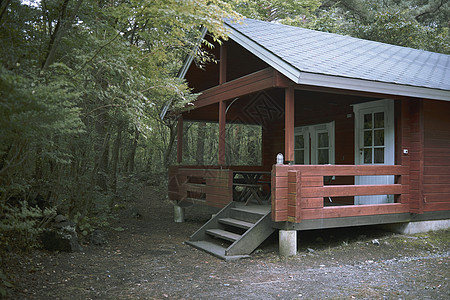 自然美丽玄关在山上的小屋图片