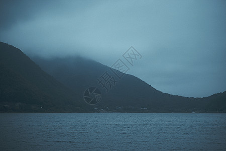 黑暗山脉和湖泊图片