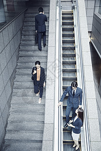 办公楼的自动扶梯来来往往的职员图片