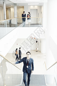 办公楼的台阶上的男性商人图片