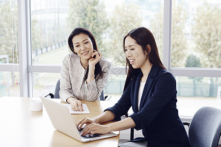 在会议室开会的职业女性图片