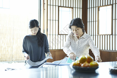 媳妇和婆婆折叠衣物图片