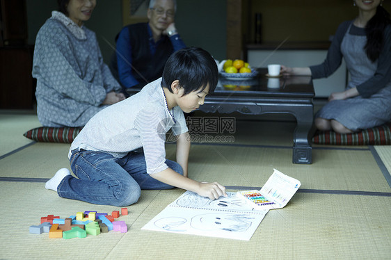 客厅地上画画的小男孩图片