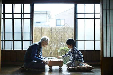 祖父和孙子下棋图片