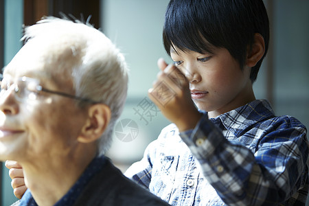 孙子给爷爷捶肩膀图片