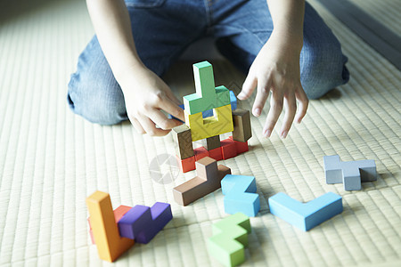 一个男孩在玩积木图片