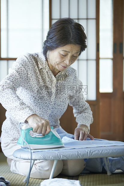 奶奶熨烫衣物图片