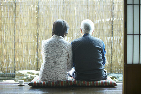 一对老年夫妇的背影图片素材