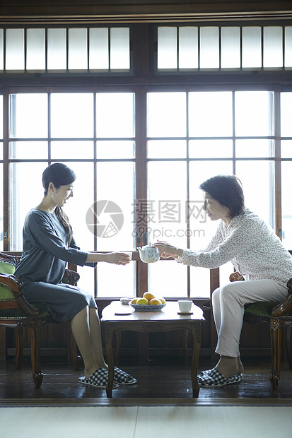 一起喝茶聊天的母女图片