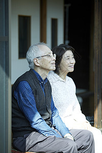 坐在屋外台阶上聊天的老夫妇图片