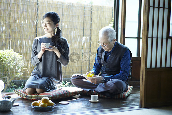 女儿和父亲在一起喝茶聊天图片