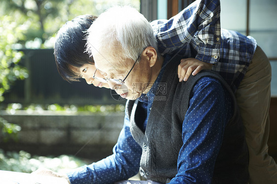 孙子和爷爷在看书图片