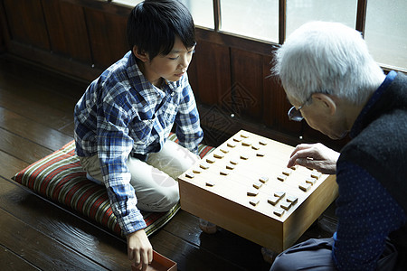 爷爷和孙子一起下棋图片